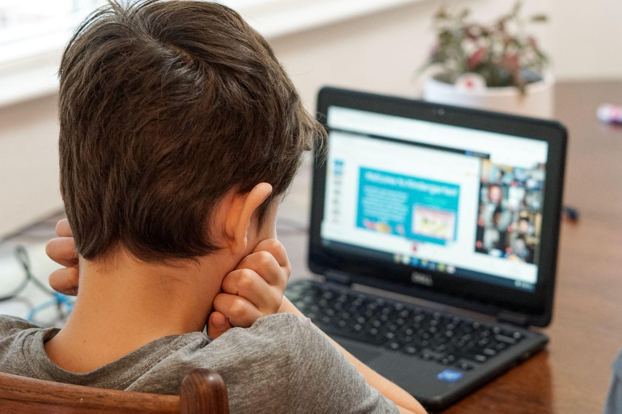 boy-looking-at-screen